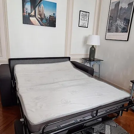 St Andre Centre Standing Daire